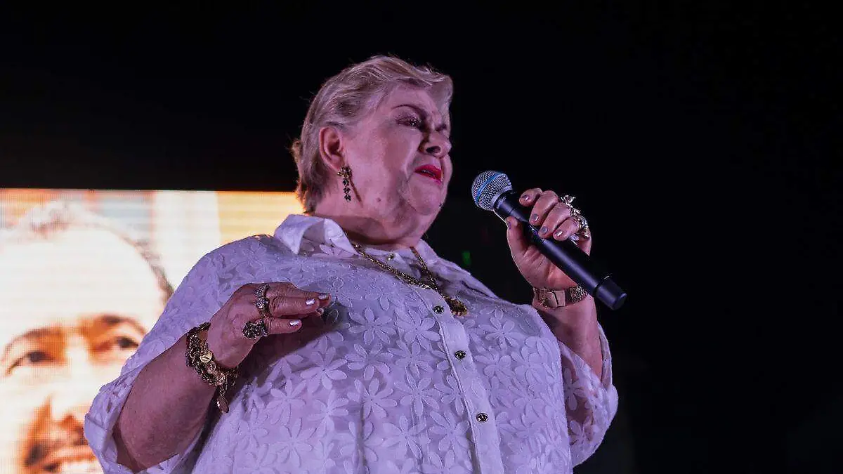 Paquita la del Barrio se despide de los escenarios en la Feria de Texcoco